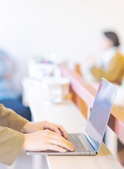 パソコンで仕事している画像